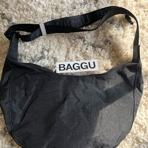 Baggu medium nylon crescent bag in black